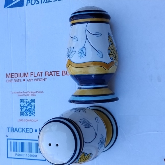 Fitz and Floyd English Garden Salt and Pepper Set, yellow &Blue - Picture 2 of 6